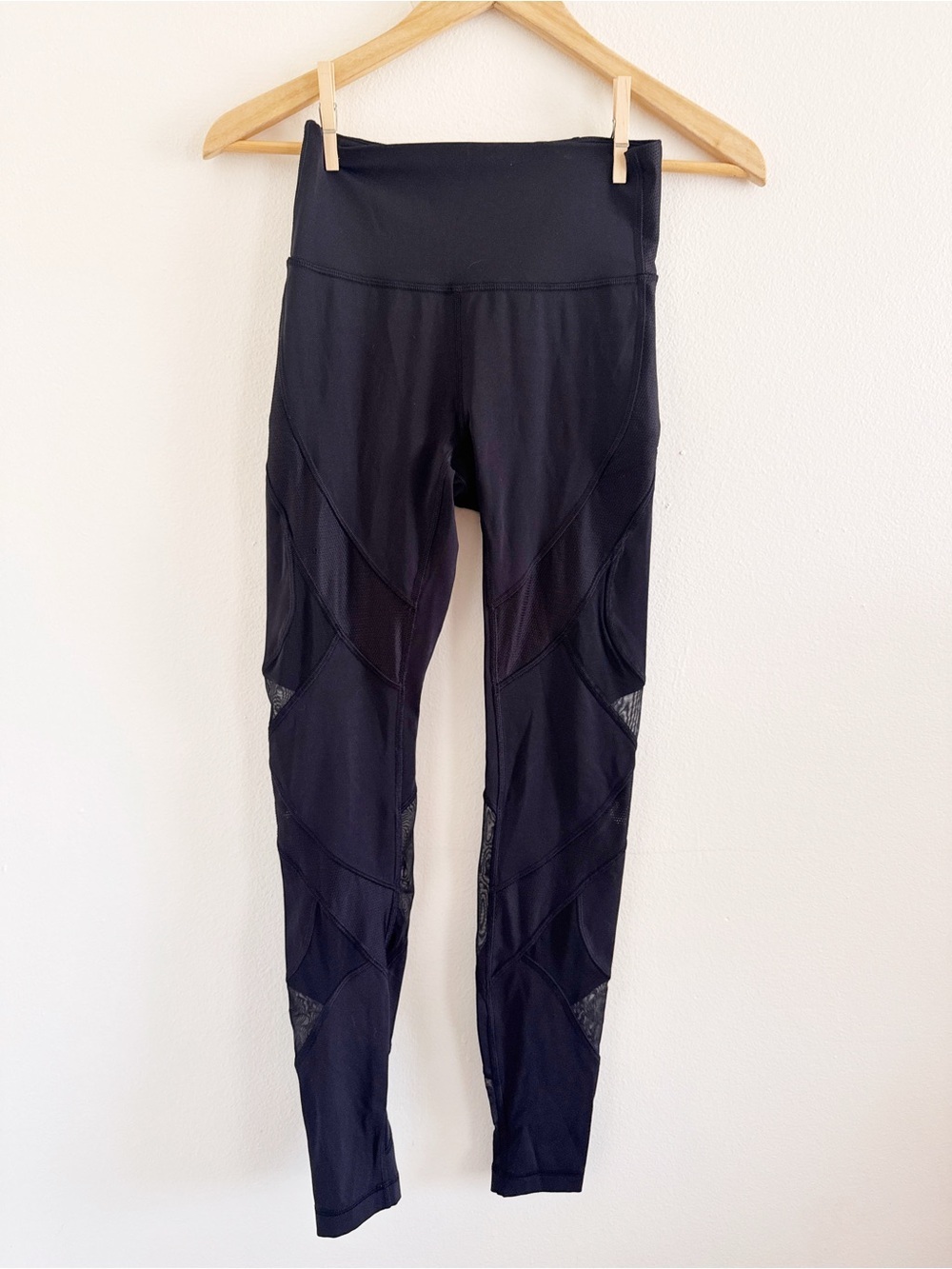 Lululemon Black High-Waist Performance Leggings with mesh panels size 4